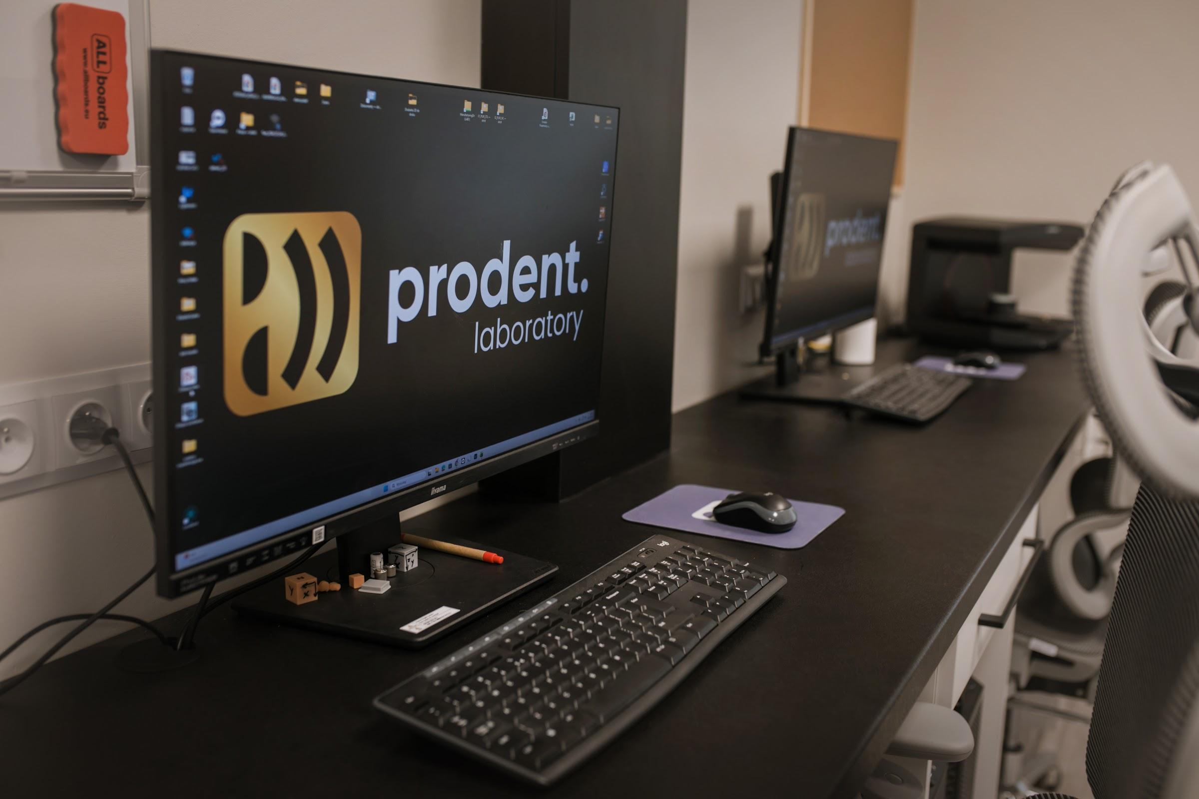 Cyfrowy projekt pracy protetycznej na monitorze w laboratorium ProDent